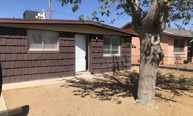 Building Photo - Beautifully Remodeled 3+1 Bungalow with Indoor-Outdoor Living