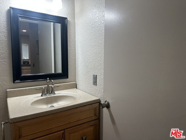 Building Photo - 77 Willowcrest Ln