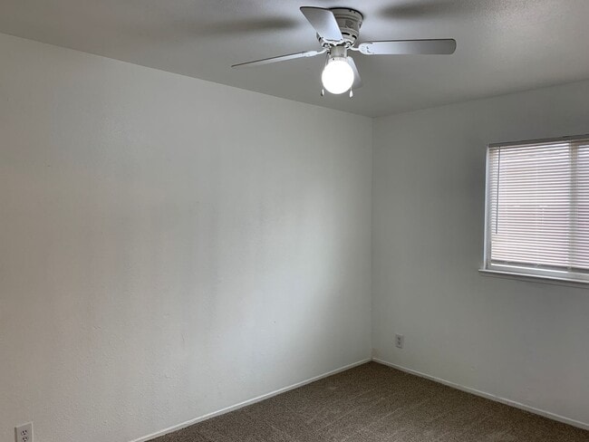 Building Photo - Super clean and move-in ready 3 Bedroom, 2 Bath!!