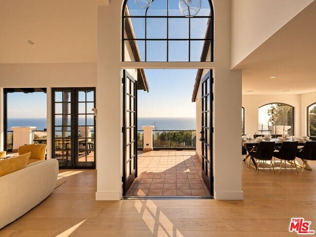 Building Photo - 3909 Villa Costera