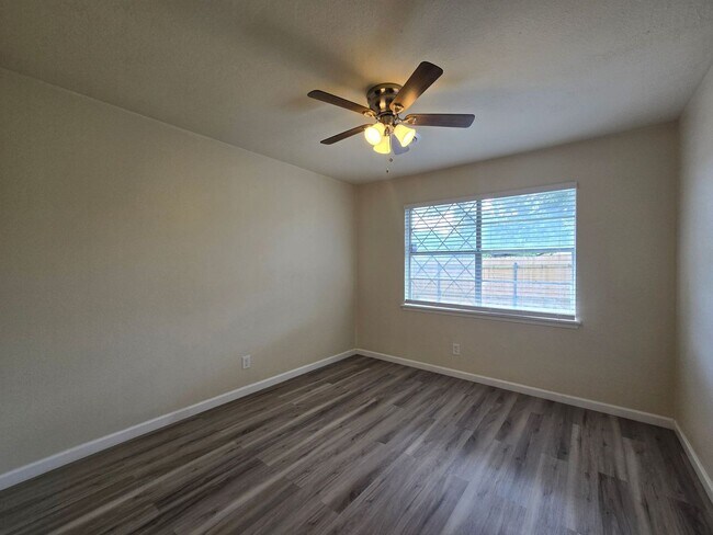 Building Photo - 501 W Voelter Ave