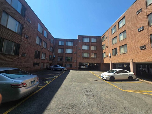Building Photo - 950 Asylum Ave