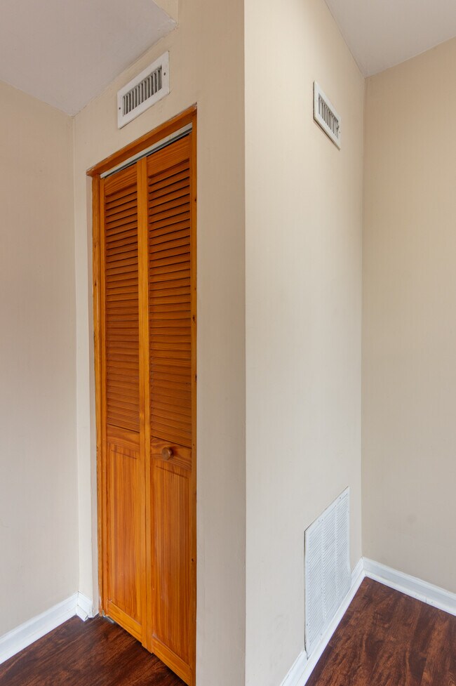 Building Photo - 2332 Frankford Ave