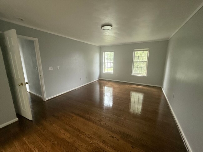 Building Photo - 4826 Golfview Dr NE