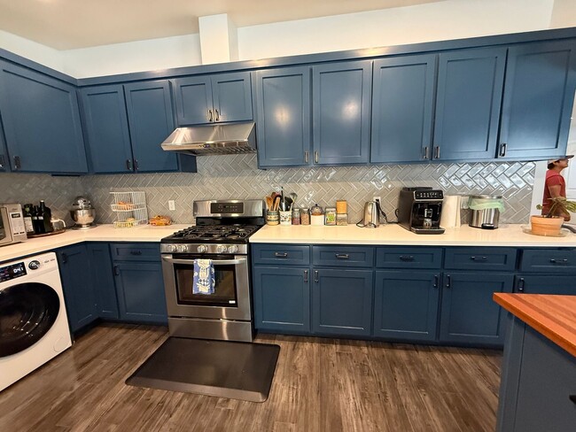 Building Photo - Now Leasing – 812 Merlin | $6,200/Month | ...