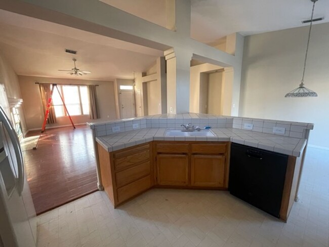 Building Photo - 3 Bedroom, 2 Bath Home $200.00 Off 1st Mon...