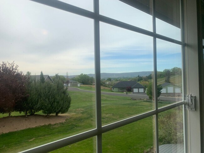 Building Photo - West Valley Home on a Hill