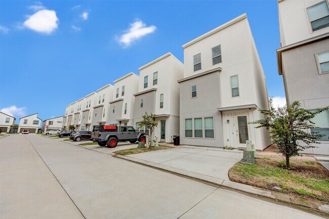 Building Photo - 18732 Centro Main St