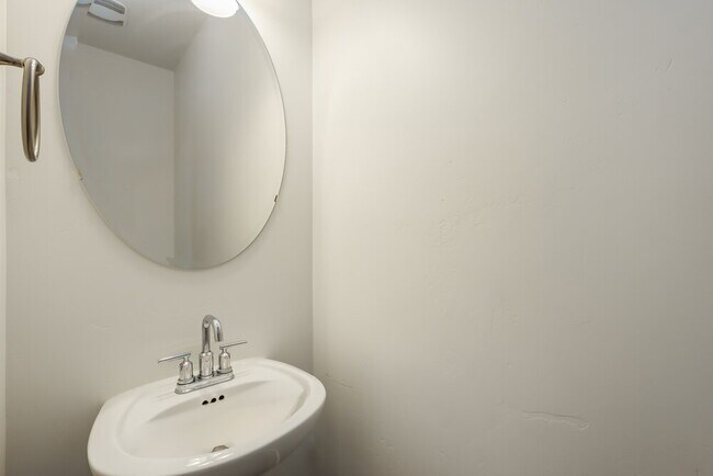 Building Photo - 4762 E Lk Cor Dr