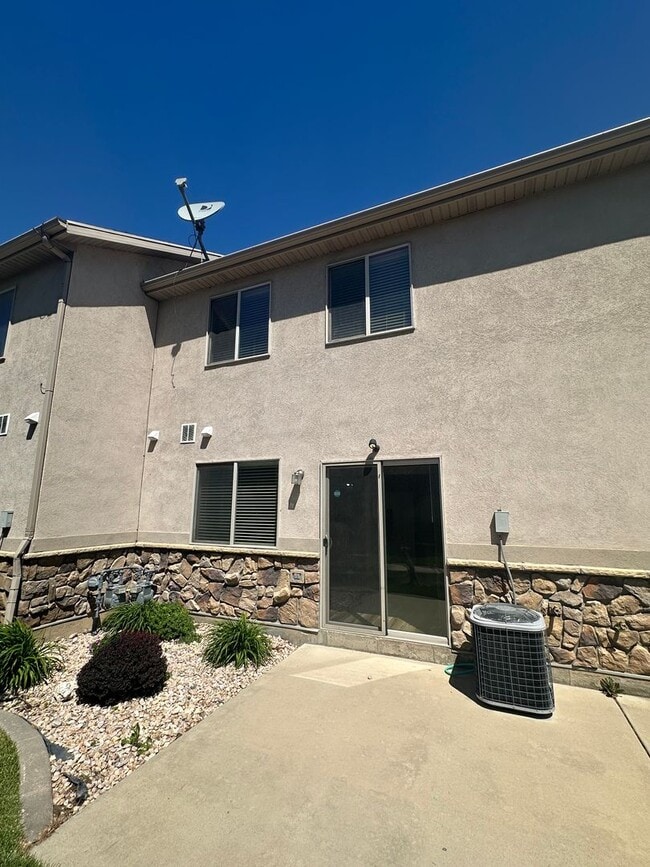 Building Photo - Modern 3 Bed, 2.5 Bath Townhouse - Excelle...