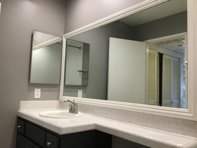 Building Photo - 2BR/2BA Condo with AC, Washer/Dryer in Uni...