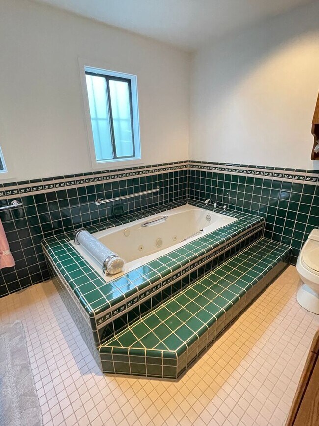 Building Photo - Beautiful Golden Gate Heights 5 Bed/3.5 Bath Home w/Amazing Views