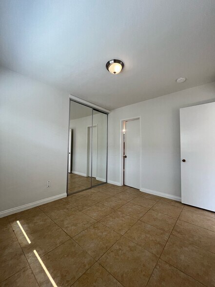 master bedroom, mirrored closet door - connects to bathroom - 1105 Grand Ave
