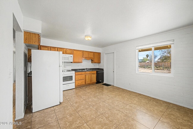 Building Photo - 1319 W Tulip Pl