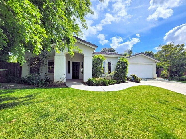 Primary Photo - Beautiful home with paid Solar in Seven Oaks!