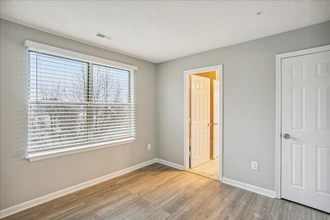 Building Photo - Great 3+2+ Loft in Germantown!