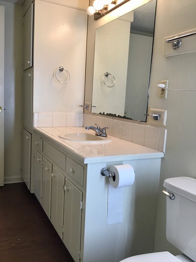 Building Photo - Beautiful 3 Bedroom Apartment. Great place...