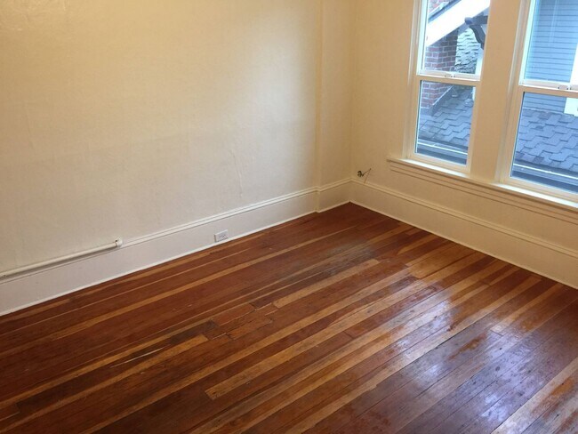 Building Photo - Very unique upper 1bed, great location! Ta...