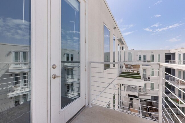 Building Photo - 5820 1/2 Cameron Road-SI FL4-ID1303398P