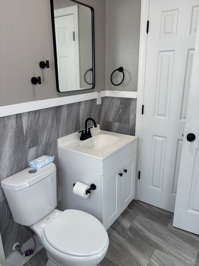 Building Photo - 1095