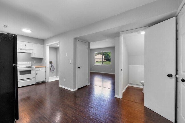 Building Photo - Charming 2-Bedroom Duplex in an Established Neighborhood