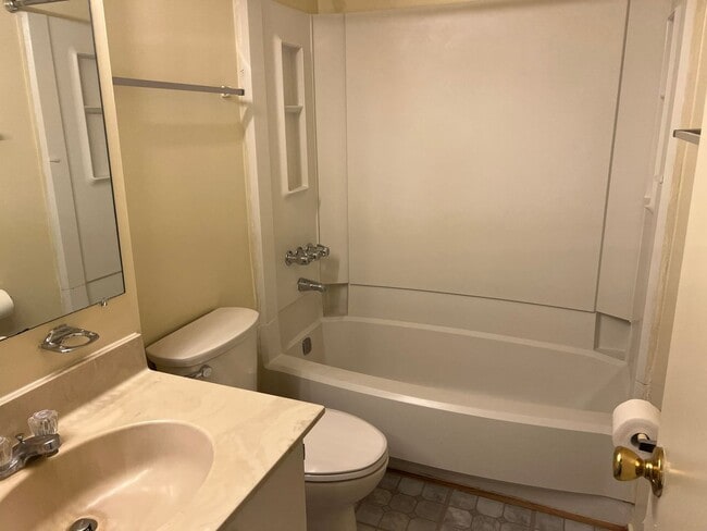 Building Photo - Spacious Townhome Close To EVERYTHING