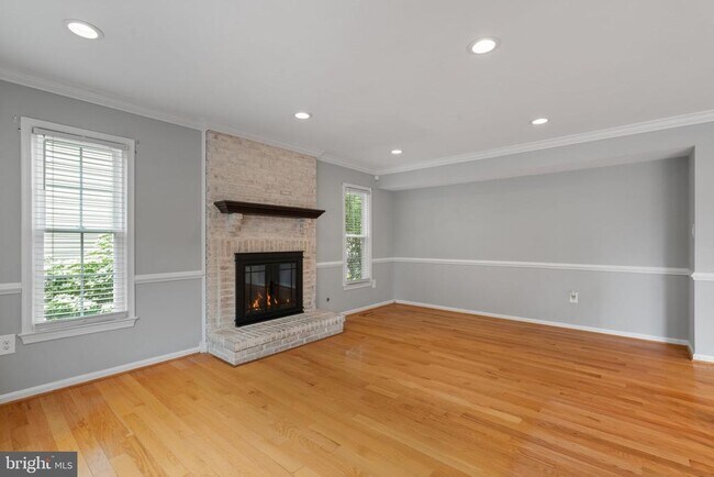 Building Photo - 8527 Silverview Dr