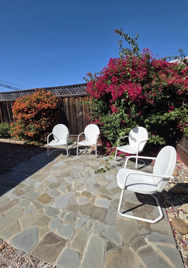 Building Photo - Delightful Single Story 2/2 with Expanded Bath and Beautiful Gardens