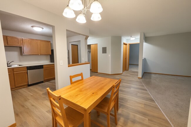 Building Photo - Quaint, Updated 1 Plus Den Condo in Bloomington.