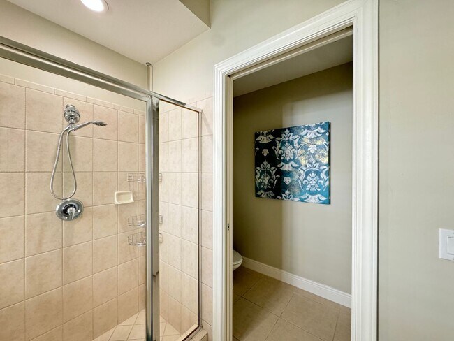 Building Photo - Newly Renovated & Available Now - Furnishe...