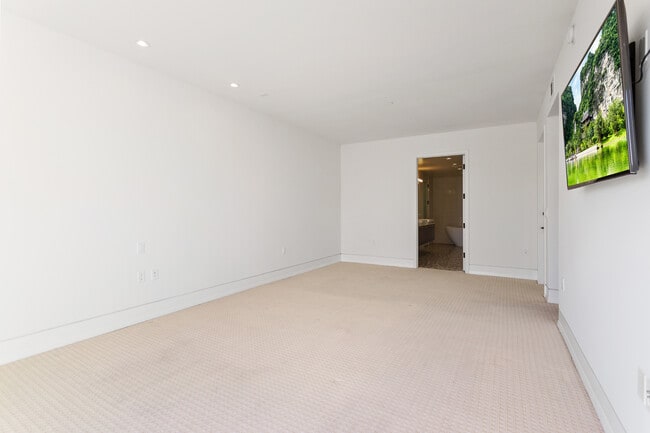 Building Photo - 225 S Hamilton Dr