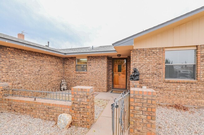 Building Photo - Spacious 3 Bedroom 2 bath with Solar Panels