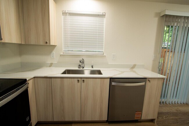 Building Photo - 403 43rd Ave SW