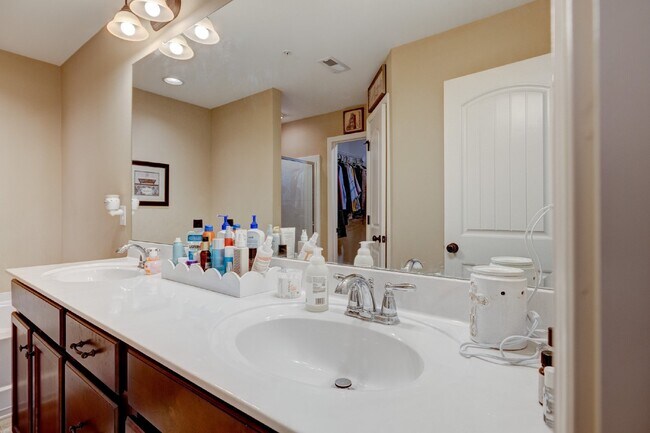 Building Photo - Hendersonville Townhome with Garage, Fireplace & Walk-In Closet