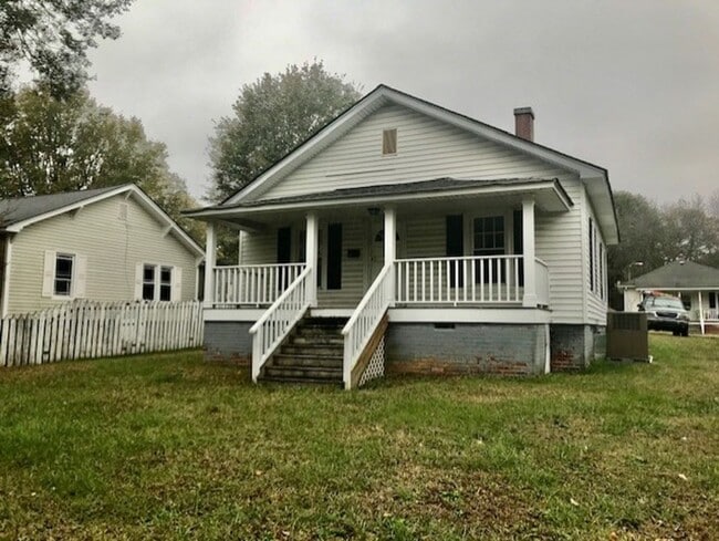 Building Photo - Must see this Adorable 2 bedroom 1 bath ho...