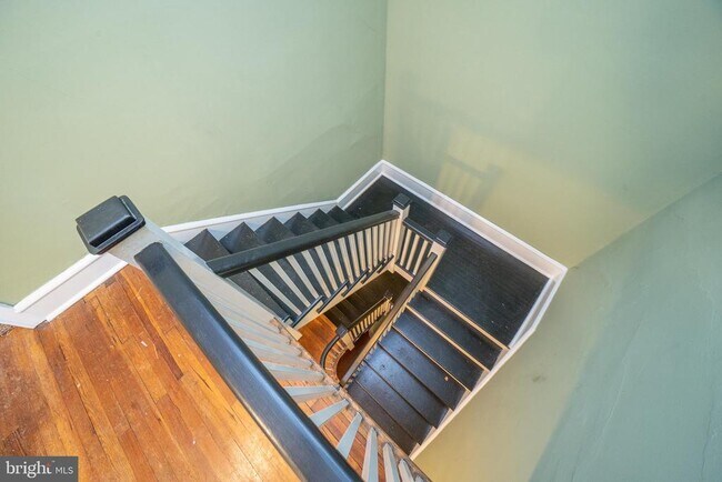 Building Photo - 709 E 20th St