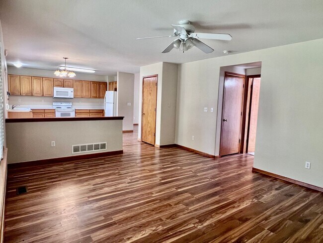 Building Photo - Wonderful 5 Bed/4 Bath Home Located on Qui...