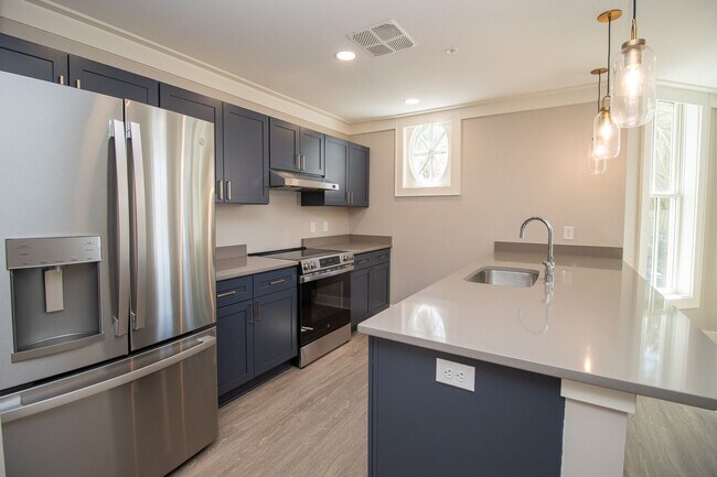 Building Photo - Sophisticated Downtown Living with Histori...