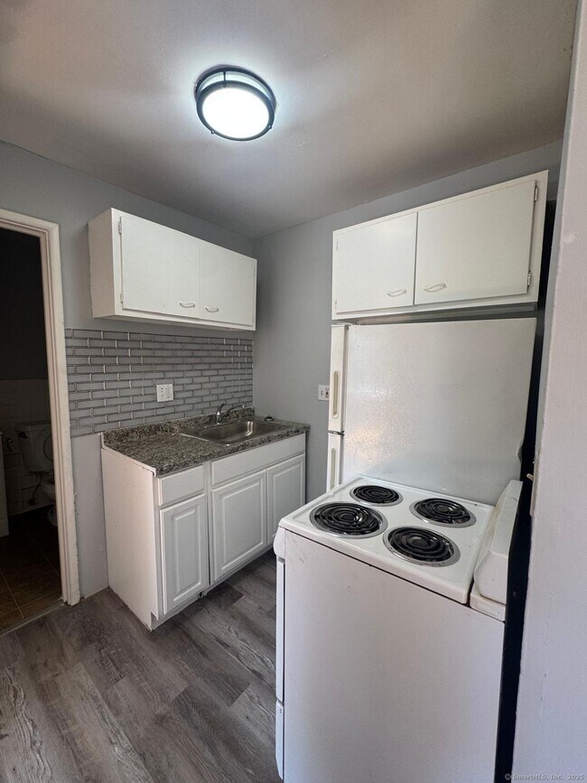 Primary Photo - 155 Birdseye St