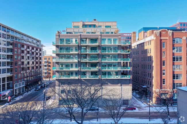 Building Photo - 900-924 W Madison St