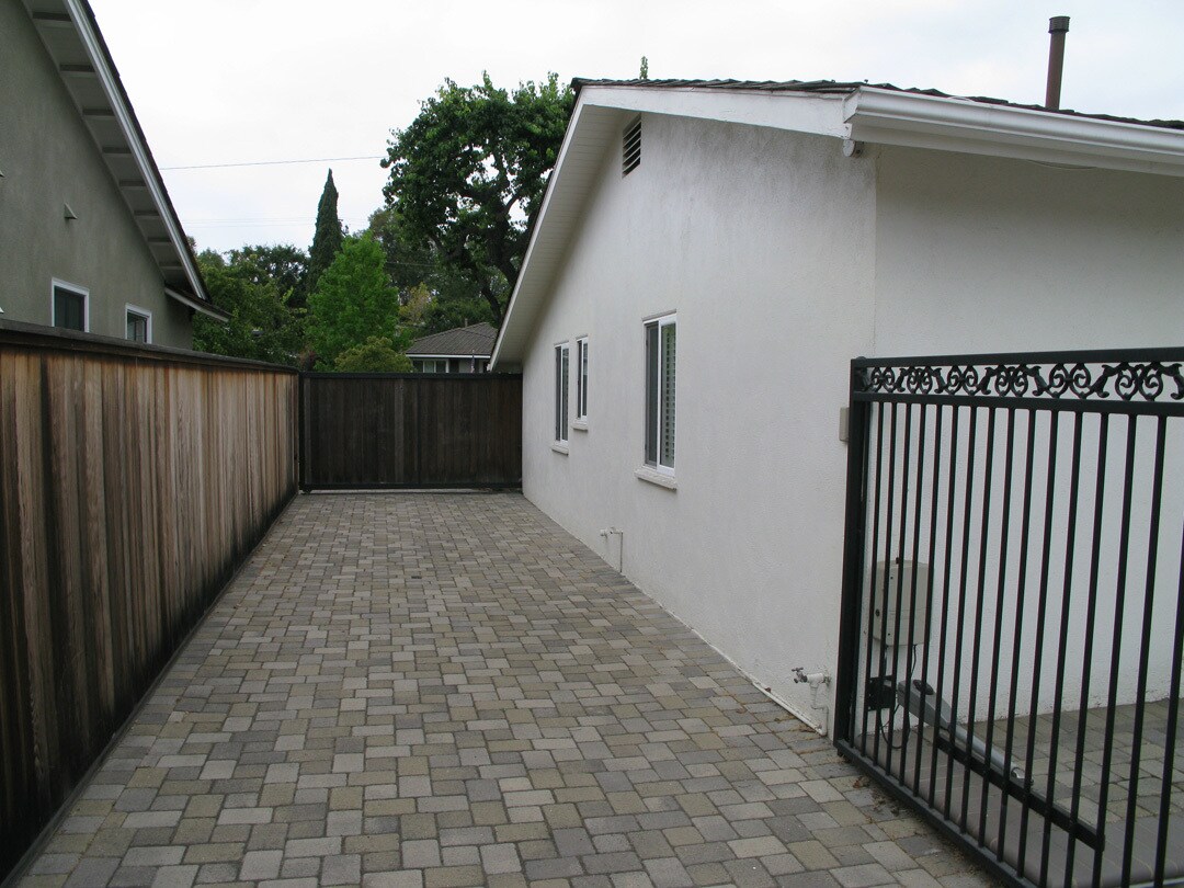 Building Photo - 5137 E Vista Hermosa St