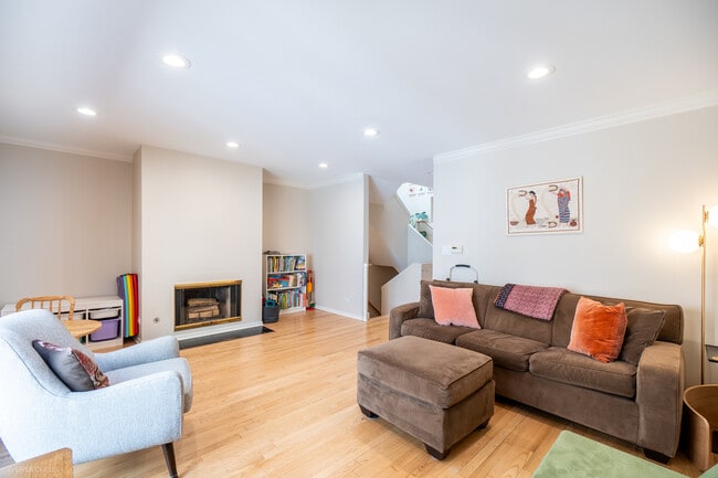 Building Photo - 1829 N Dayton St