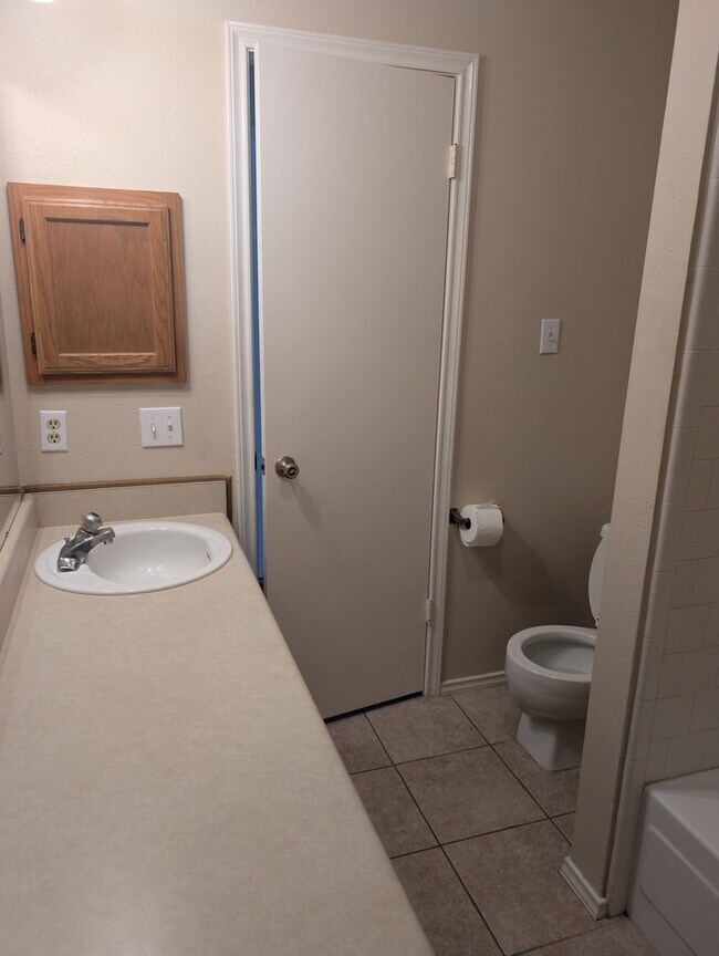 Building Photo - Charming 2 beds 2 baths in Spring!