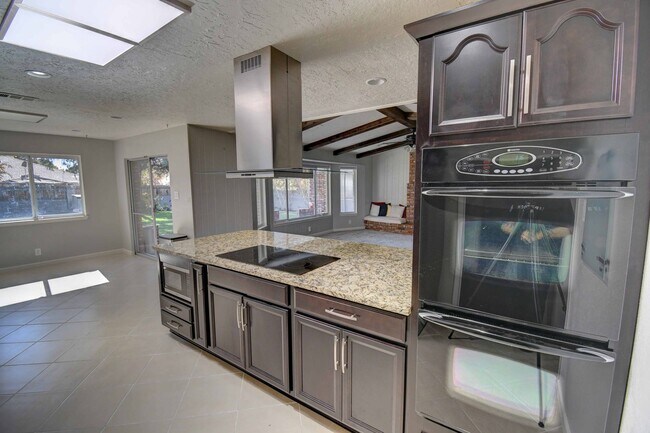 Building Photo - Beautiful Estate in the Heart of the NE He...