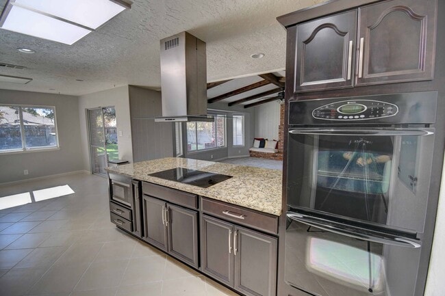 Building Photo - Beautiful Estate in the Heart of the NE Heights