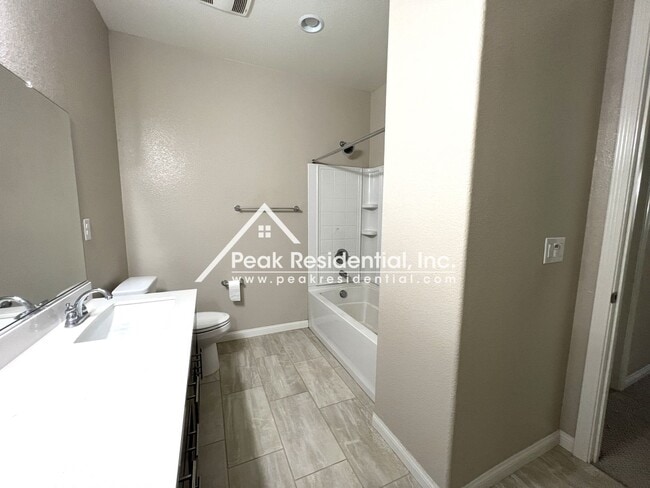Building Photo - Updated 4bd/3ba Fair Oaks Home with Large ...