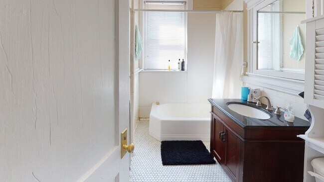 Building Photo - 60 Charlesgate E