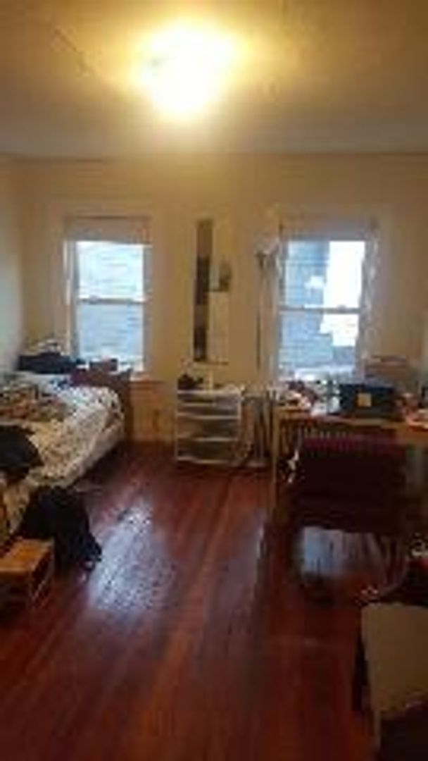Building Photo - Allston 4.5 Bed  2 Bath - 9/1