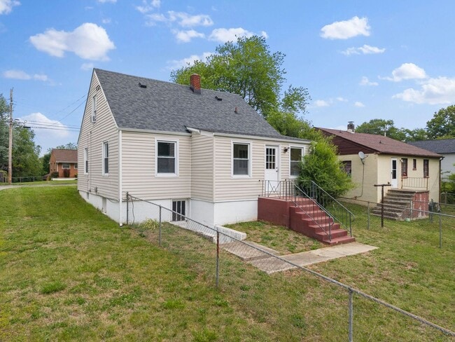 Building Photo - 4 Bedroom/1 Bathroom Home with Fenced Yard Available in SE Roanoke!