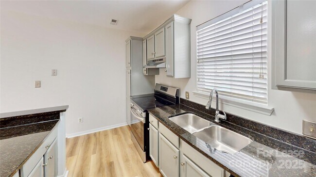 Building Photo - 525 Olmsted Park Pl